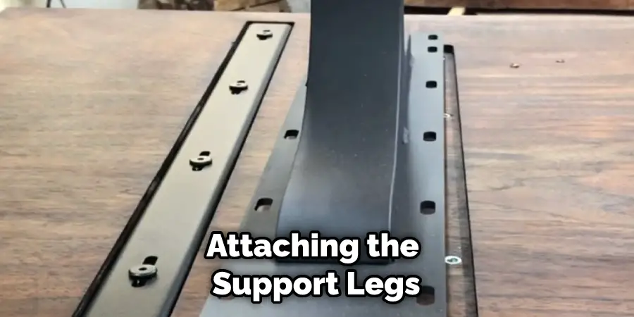 Attaching the Support Legs