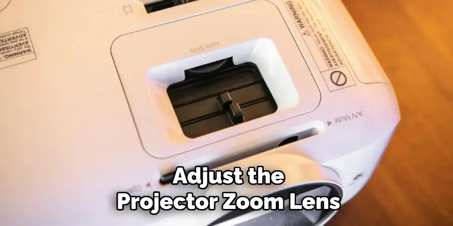 Adjust the
Projector Zoom Lens