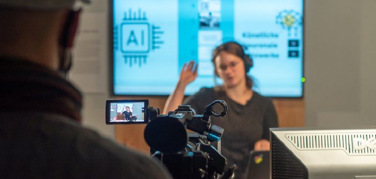 How to Project Laptop Screen to Wall Without Projector