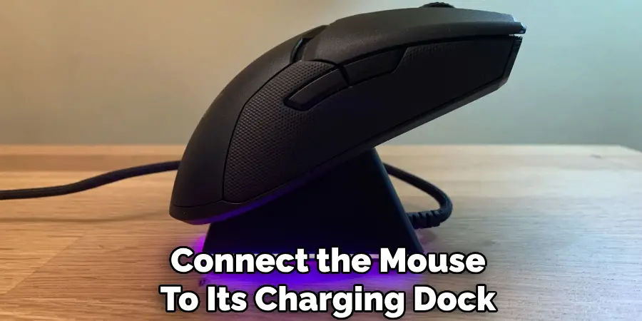 Connect the Mouse
To Its Charging Dock