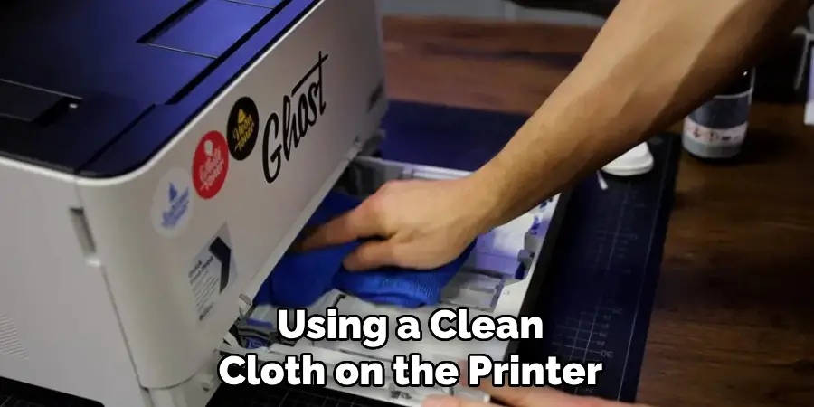 Using a Clean
Cloth on the Printer