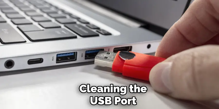 Cleaning the
USB Port 