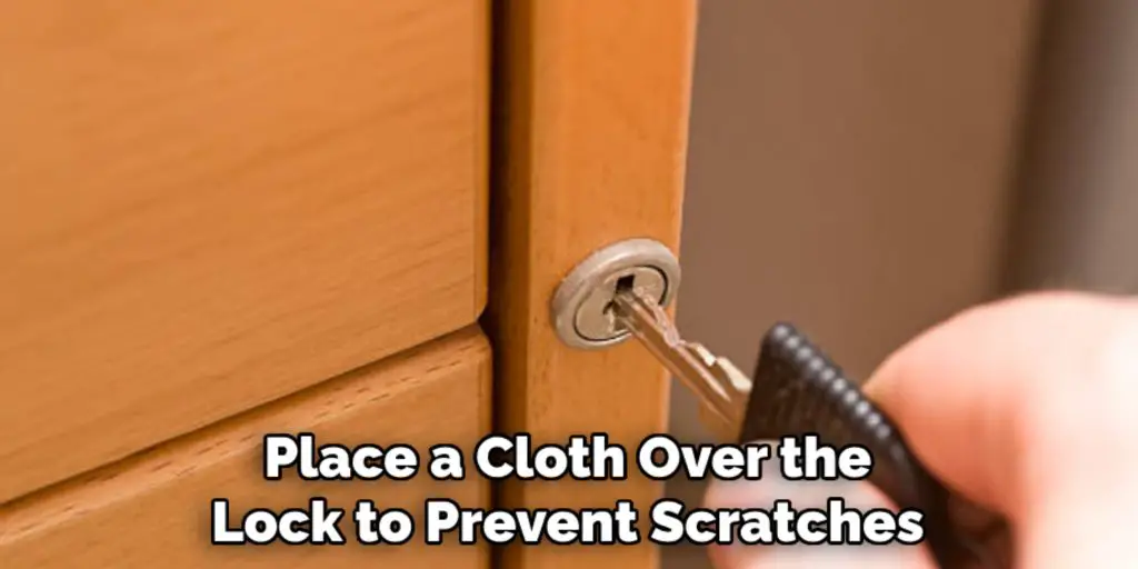 Place a Cloth Over the
Lock to Prevent Scratches