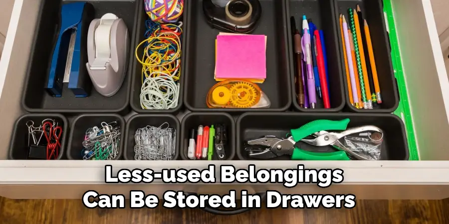 Less-used Belongings 
Can Be Stored in Drawers   