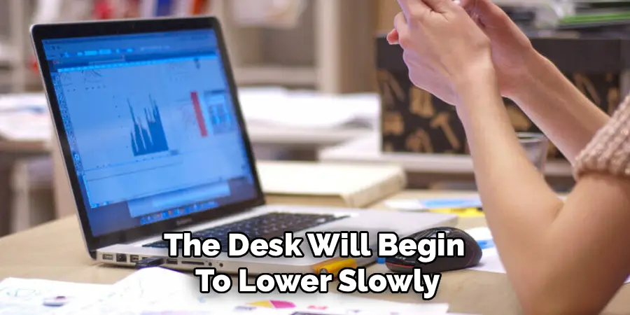 The Desk Will Begin
To Lower Slowly