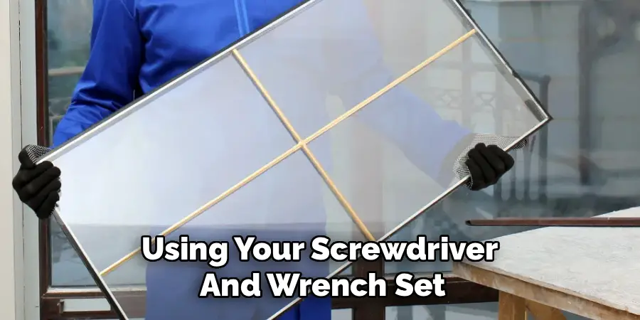 Using Your Screwdriver
And Wrench Set