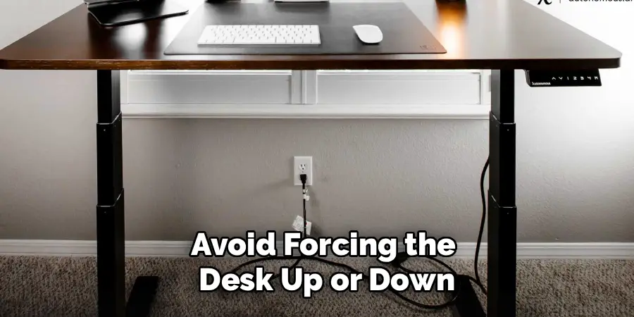 Avoid Forcing the 
Desk Up or Down