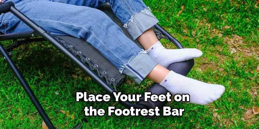 Place Your Feet on
the Footrest Bar