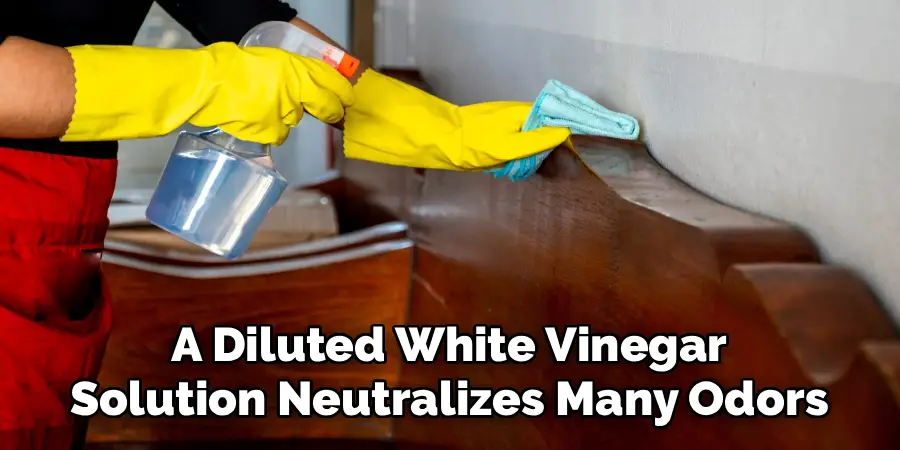 A Diluted White Vinegar
Solution Neutralizes Many Odors